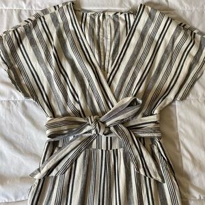 AMERICAN EAGLE WHITE/GREY FRONT TIE JUMPSUIT SIZE S